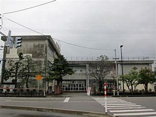 近くの高岡市立千鳥丘小学校まで471m（徒歩6分）