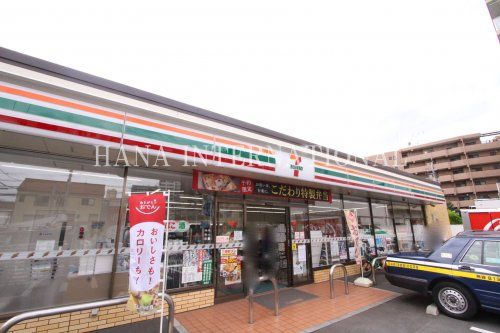 近くのセブンイレブンまで857m（徒歩11分）