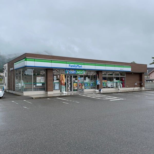 近くのファミリーマート 南砺井波店まで1,132m(徒歩15分)