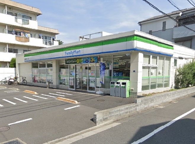 近くのコンビニまで930m(徒歩12分)