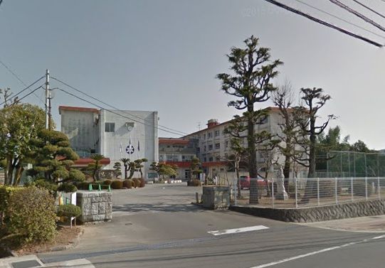 近くの諫早市立諫早中学校まで352m（徒歩5分）