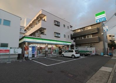 近くのファミリーマート 天白元八事店まで129m（徒歩2分）