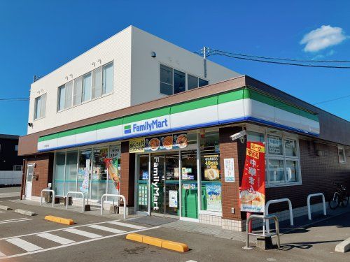 近くのファミリーマート 川内原田町店まで452m（徒歩6分）