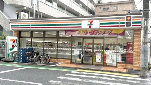 近くのコンビニまで142m（徒歩2分）