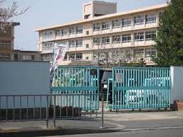 近くの寝屋川市立南小学校まで724m(徒歩10分)