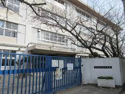 近くの寝屋川市立桜小学校まで524m（徒歩7分）