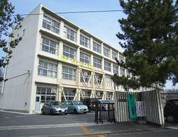 近くの大津市立富士見小学校まで663m（徒歩9分）