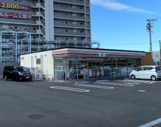 近くのコンビニまで166m（徒歩3分）