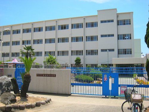 近くの神戸市立東落合小学校まで617m(徒歩8分)