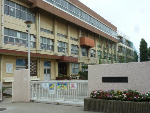 近くの川口市立朝日東小学校まで1,087m（徒歩14分）