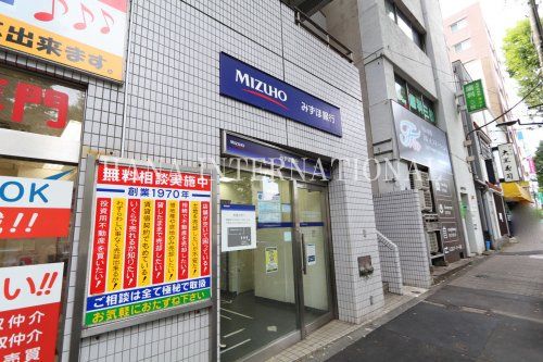 近くのみずほ銀行ATMまで542m（徒歩7分）