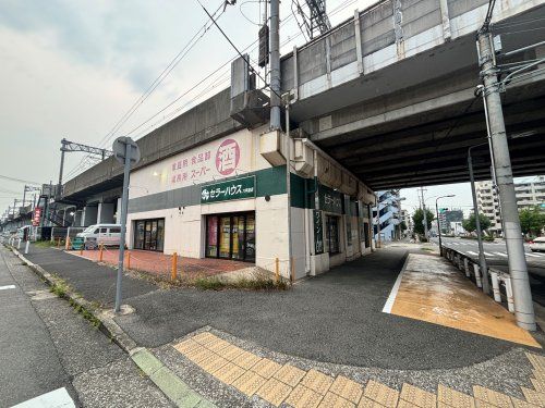 近くのセラーハウス六甲道店まで1,316m(徒歩17分)
