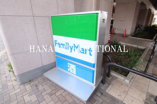 近くのファミリーマート市川湊新田二丁目店まで96m（徒歩2分）