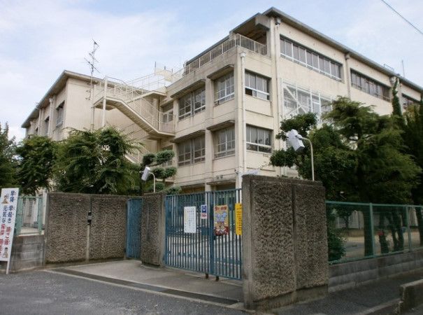 近くの門真市立上野口小学校まで365m(徒歩5分)