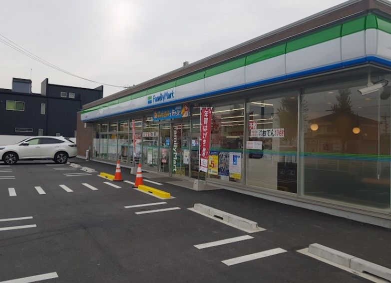 近くのファミリーマート 守山二城店まで45m（徒歩1分）