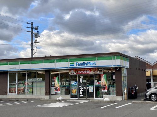 近くのファミリーマート半田岩滑西町店まで547m(徒歩7分)