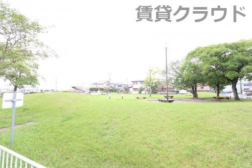 近くのいずみ公園まで409m(徒歩6分)