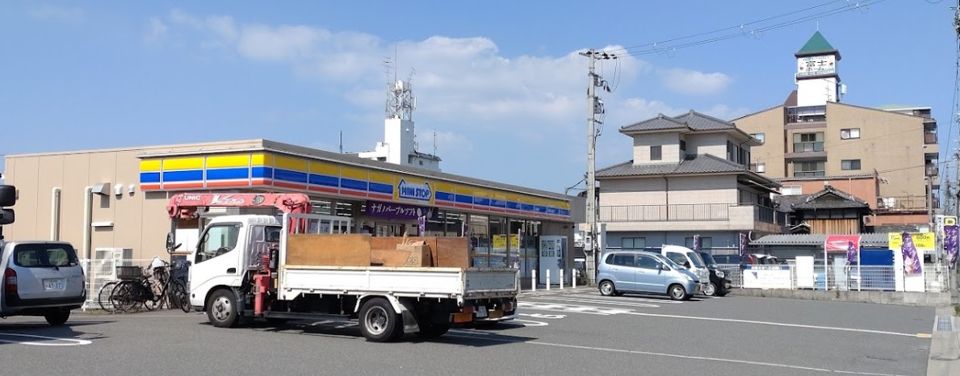 近くのコンビニまで270m（徒歩4分）