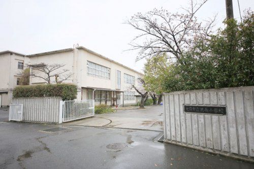 近くの大府市立共長小学校まで1,172m（徒歩15分）