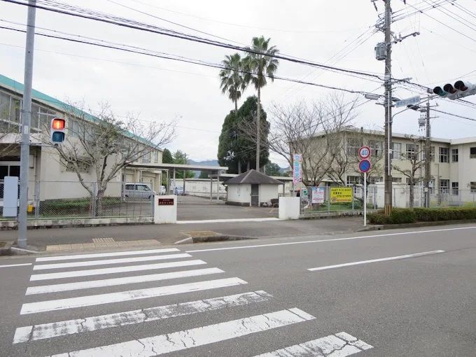 近くの日向市立財光寺小学校まで728m(徒歩10分)