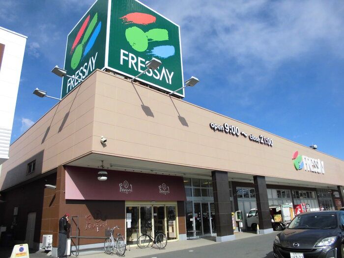 近くのFRESSAY(フレッセイ) 藤岡店まで1,047m(徒歩14分)
