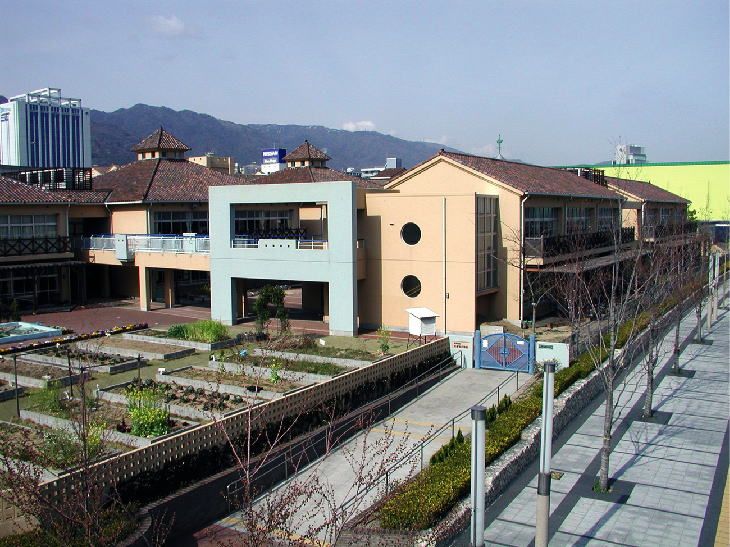 近くの神戸市立なぎさ小学校まで393m（徒歩5分）