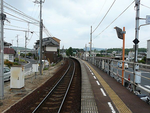 近くのＪＲ高徳線讃岐牟礼駅まで77m（徒歩1分）