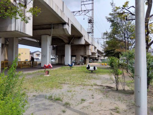 近くの稲荷町高架下公園まで704m（徒歩9分）