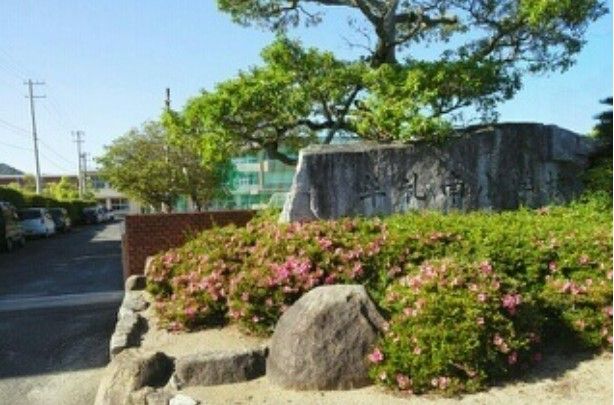 近くの高松市立牟礼南小学校まで624m（徒歩8分）