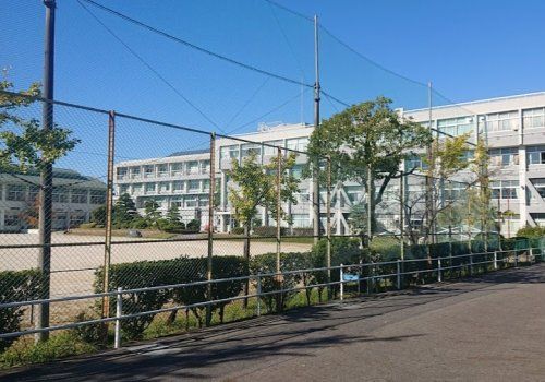 近くの中学校まで4,387m（徒歩55分）