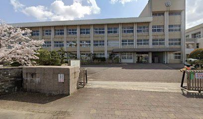 近くの大川中学校まで2,496m(徒歩32分)
