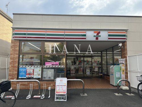 近くのコンビニまで166m（徒歩3分）