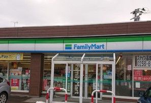 近くのファミリーマート見附元町店まで476m（徒歩6分）