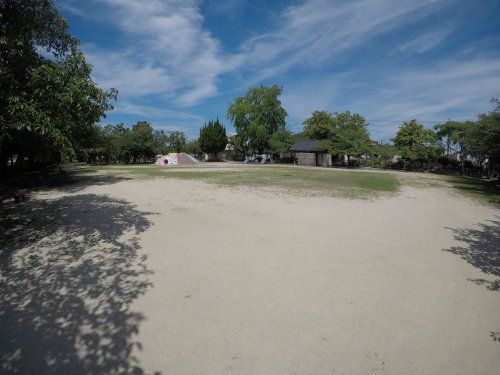 近くの二の丸公園まで987m（徒歩13分）