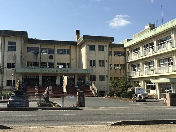 近くの豊岡市立三江小学校まで1,011m(徒歩13分)