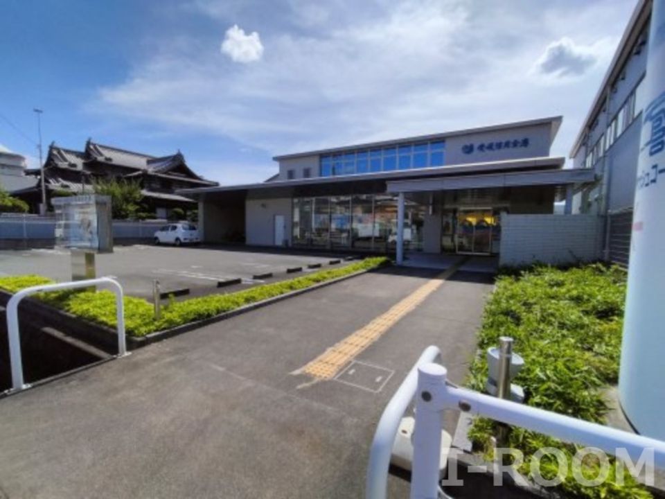 近くの愛媛信用金庫きし支店まで560m（徒歩7分）