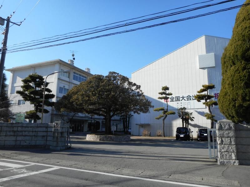 近くの群馬県立伊勢崎清明高校まで750m(徒歩10分)