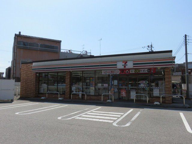 近くのセブンイレブン 砺波表町店まで560m（徒歩7分）