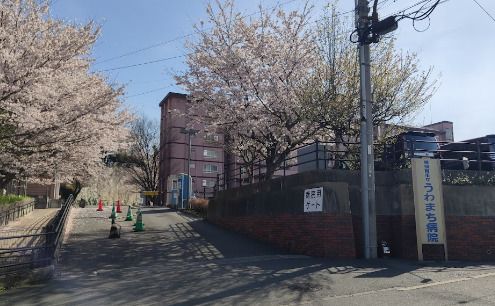 近くの横須賀市立うわまち病院まで1,120m（徒歩14分）