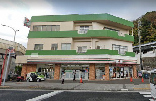 近くのセブンイレブン 横須賀浦賀駅前店まで739m（徒歩10分）