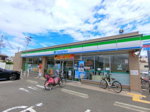 近くのファミリーマート 東鴻池店まで616m（徒歩8分）
