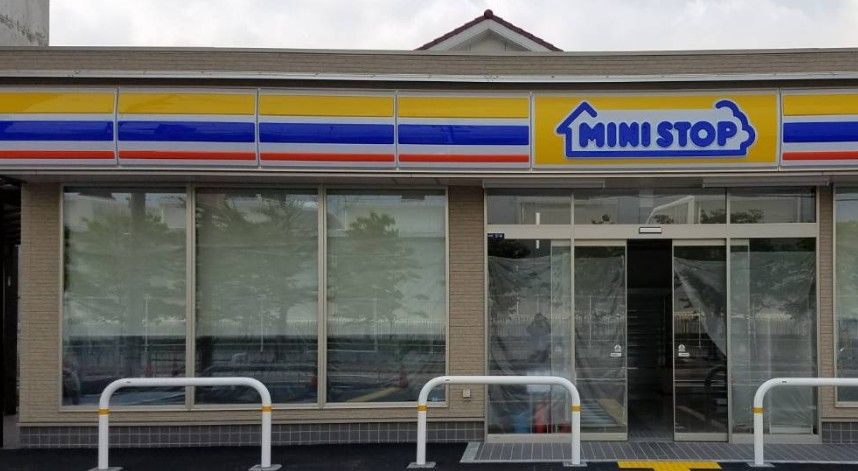 近くのコンビニまで490m（徒歩7分）