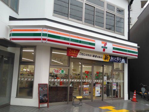 近くのセブンイレブン 京都千本今出川店まで261m（徒歩4分）