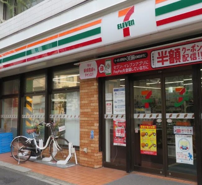 近くのコンビニまで842m（徒歩11分）