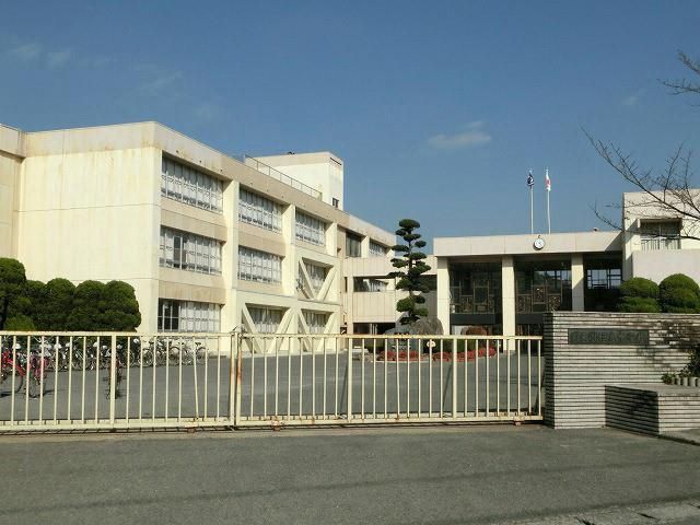 岡垣町立岡垣東中学校(190m)