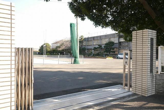 直方市立直方南小学校(740m)