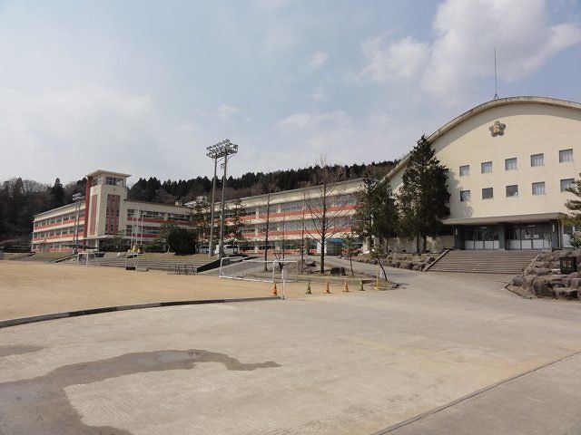 石動小学校まで2700m
