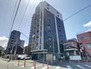ドムール県庁前の外観