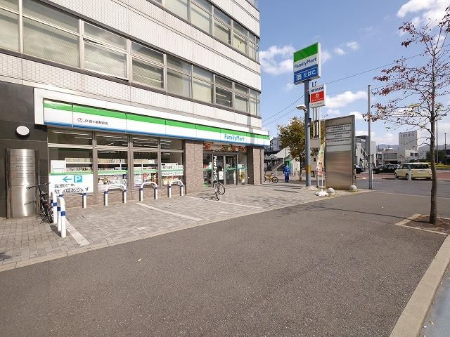 ファミリーマートJR西小倉駅前店(550m)