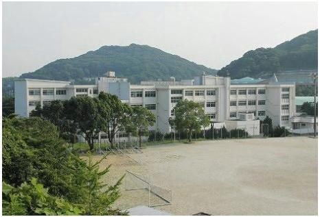 水巻町立水巻中学校(1570m)